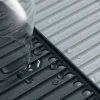 Alfombrilla escurreplatos expandible Tier Joseph Joseph