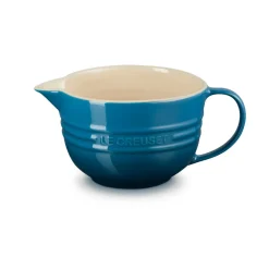 Bol cerámico con asa y pico vertedor de Le Creuset