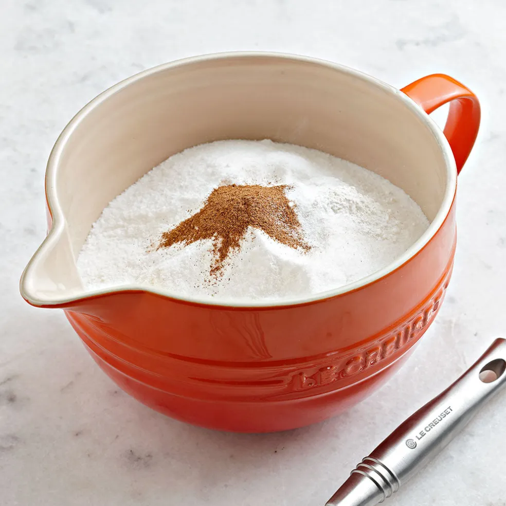 Bol cerámico con asa y pico vertedor de Le Creuset