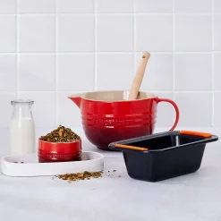 Bol cerámico con asa y pico vertedor de Le Creuset