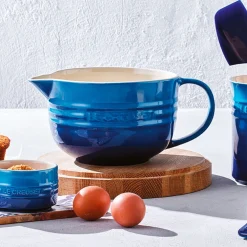 Bol cerámico con asa y pico vertedor de Le Creuset