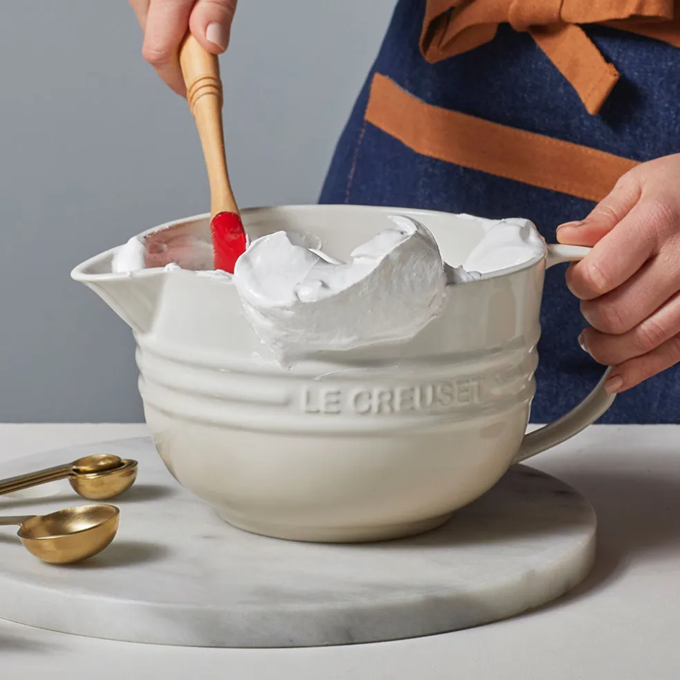 Bol cerámico con asa y pico vertedor de Le Creuset