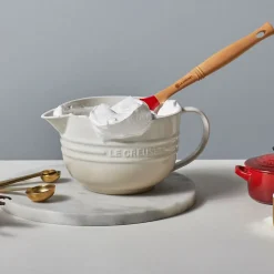 Bol cerámico con asa y pico vertedor de Le Creuset