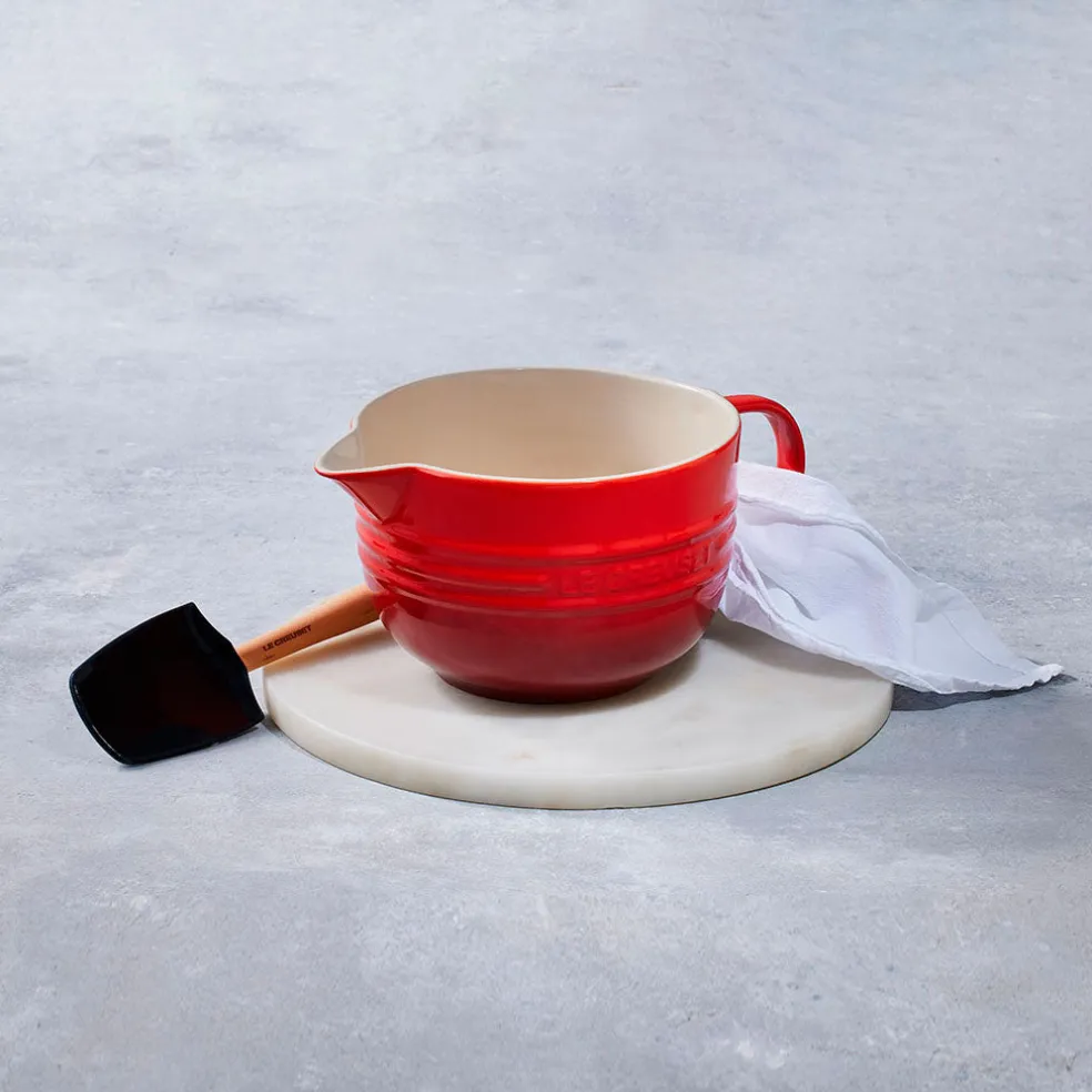 Bol cerámico con asa y pico vertedor de Le Creuset