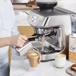 Cafetera Expresso automática con molinillo, pantalla táctil y extracción en frío Barista Touch™ Impress Sage