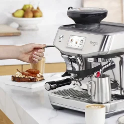 Cafetera Expresso automática con molinillo, pantalla táctil y extracción en frío Barista Touch™ Impress Sage