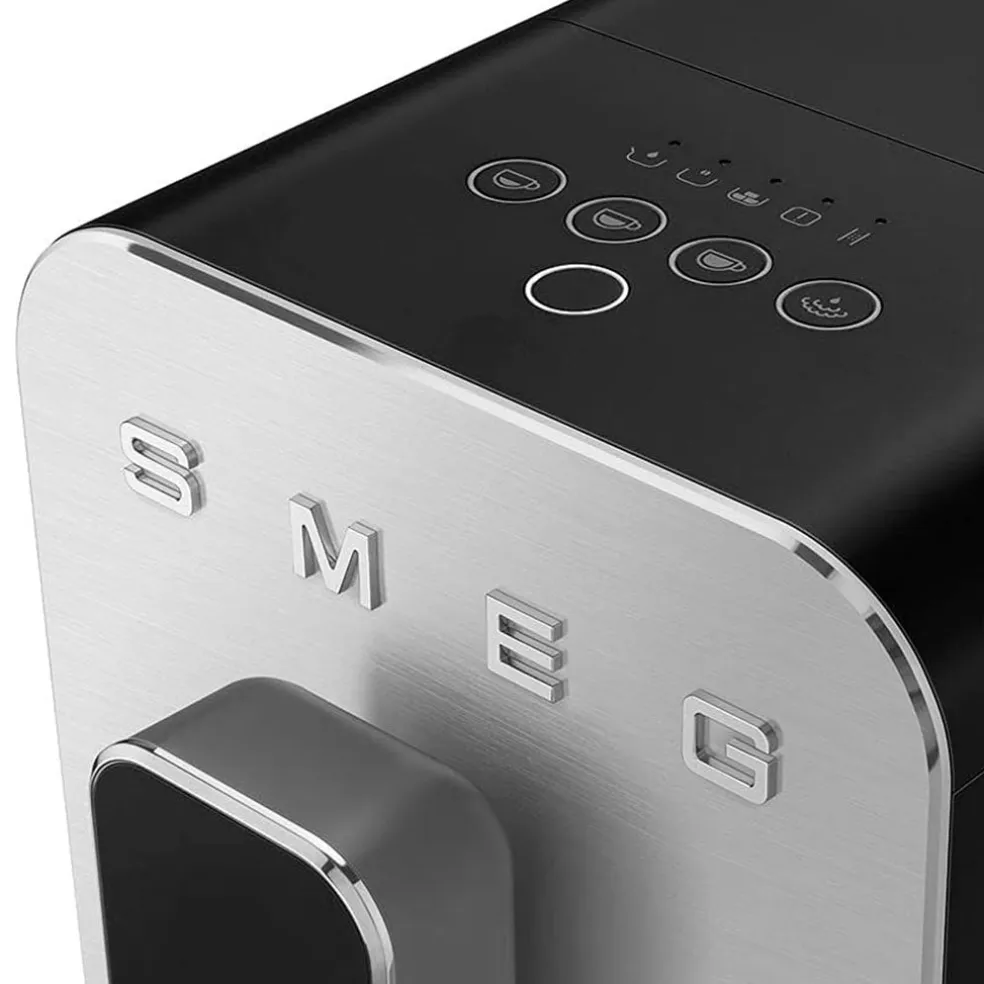 Cafetera superautomática con vapor de Smeg