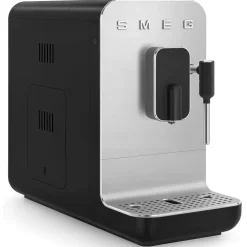 Cafetera superautomática con vapor de Smeg
