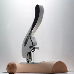 Cascanueces Scoiattolo de acero con base de madera Alessi