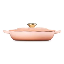 Cocotte baja tipo cacerola de hierro Pétalo Le Creuset