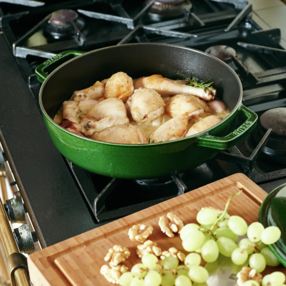 Cocotte baja tipo cacerola de hierro fundido Staub