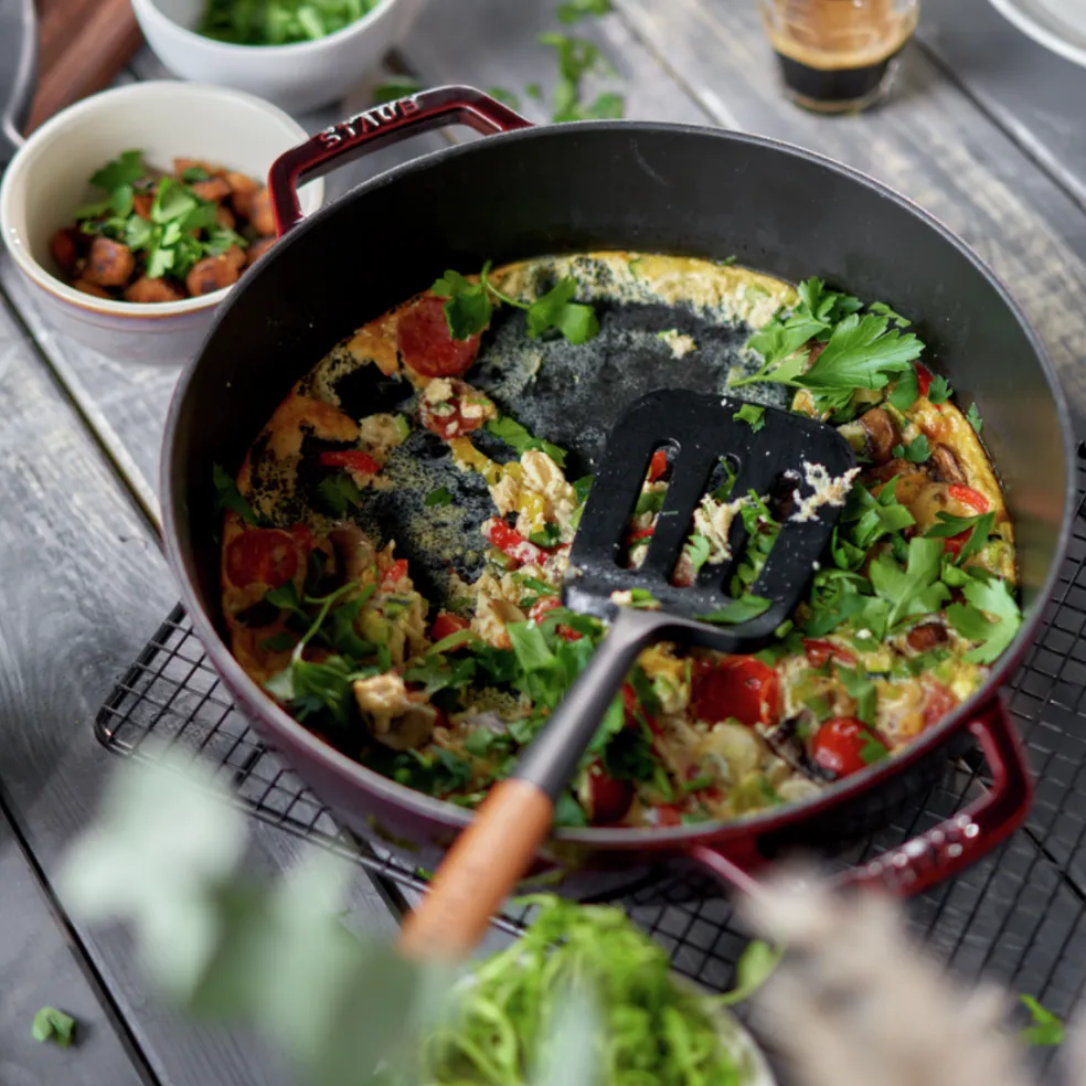Cocotte baja tipo cacerola de hierro fundido Staub