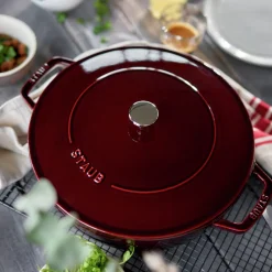 Cocotte baja tipo cacerola de hierro fundido Staub