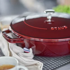 Cocotte baja tipo cacerola de hierro fundido Staub