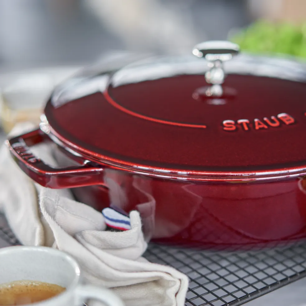 Cocotte baja tipo cacerola de hierro fundido Staub