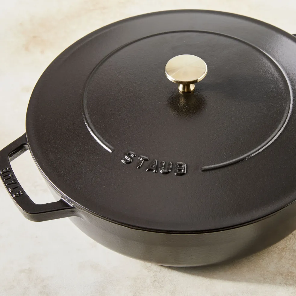 Cocotte baja tipo cacerola de hierro fundido Staub