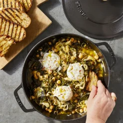 Cocotte baja tipo cacerola de hierro fundido Staub
