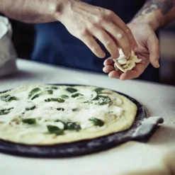 Conjunto bandeja cerámica para pizza y masas + Pala de madera Emile Henry