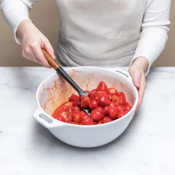 Cuchara de silicona para servir con mango de madera Staub