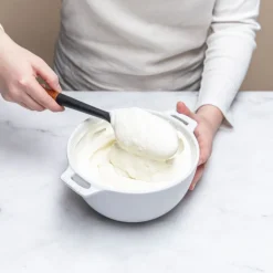 Cuchara de silicona para servir con mango de madera Staub