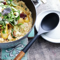 Cuchara de silicona para servir con mango de madera Staub