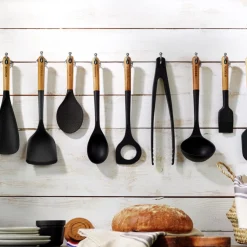 Cuchara de silicona para servir con mango de madera Staub