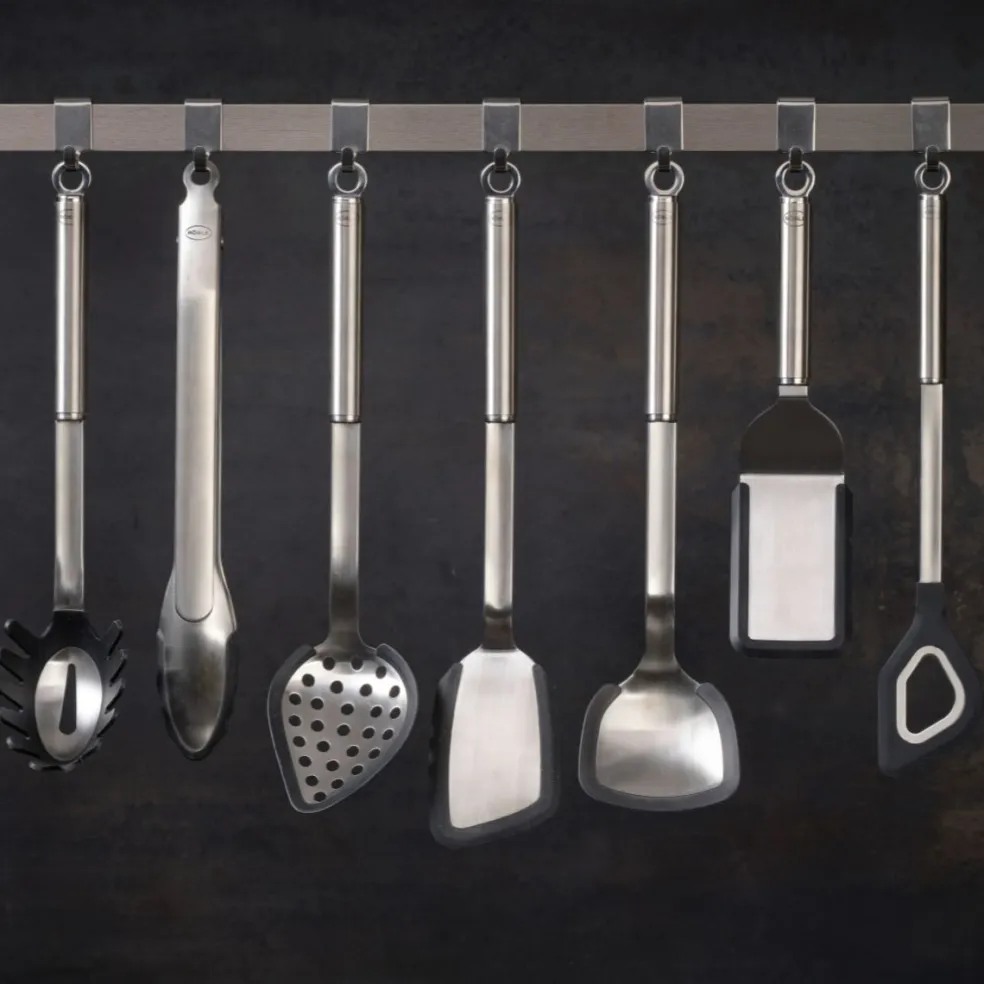 Cuchara espátula con agujero de inox con bordes de silicona Rösle