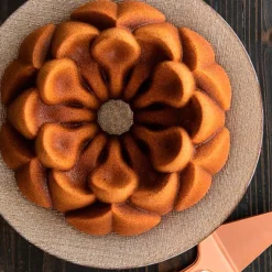 Molde Magnolia Bundt Nordic Ware