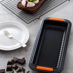 Molde rectangular antiadherente con base extraible Le Creuset