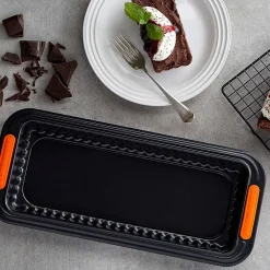 Molde rectangular antiadherente con base extraible Le Creuset