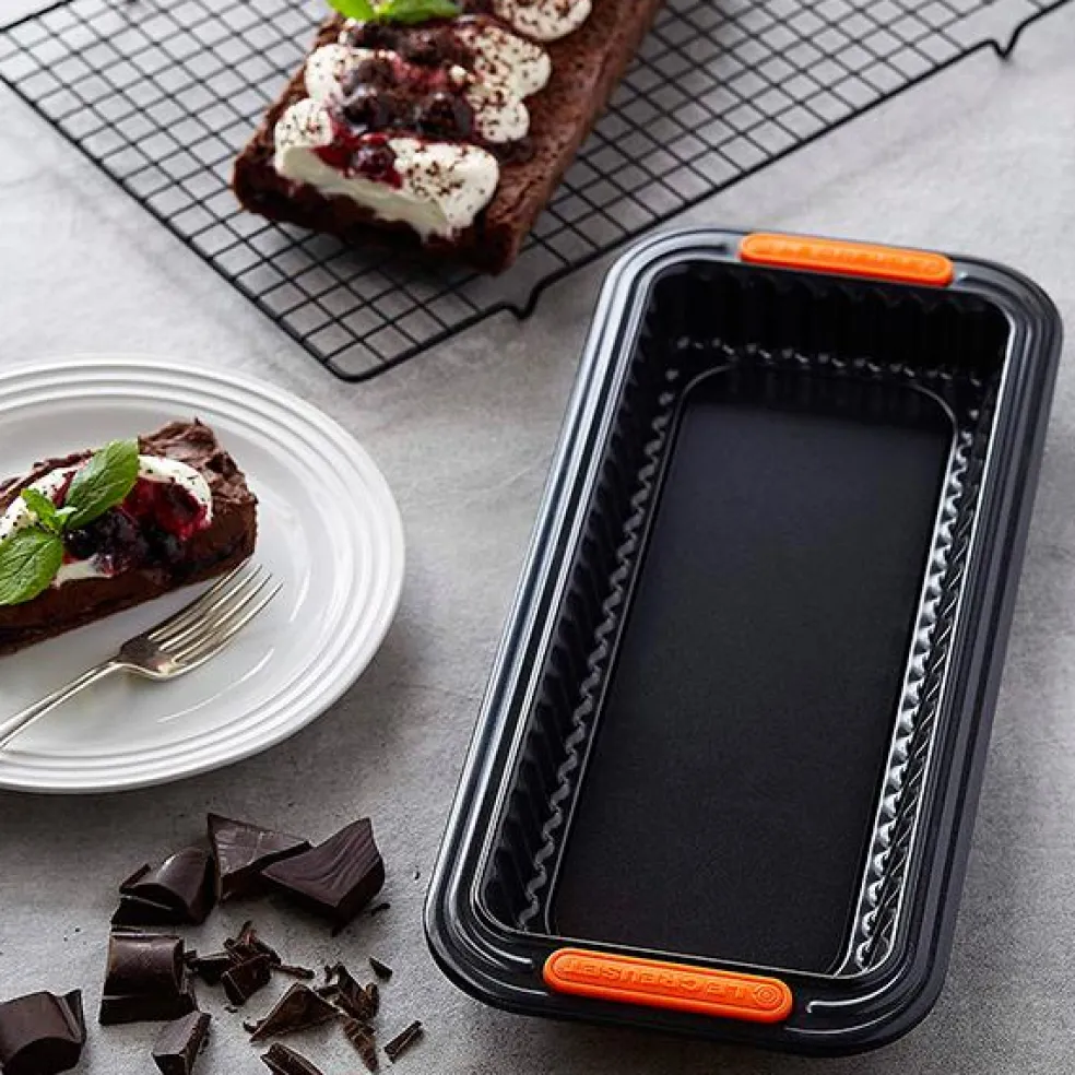 Molde rectangular antiadherente con base extraible Le Creuset
