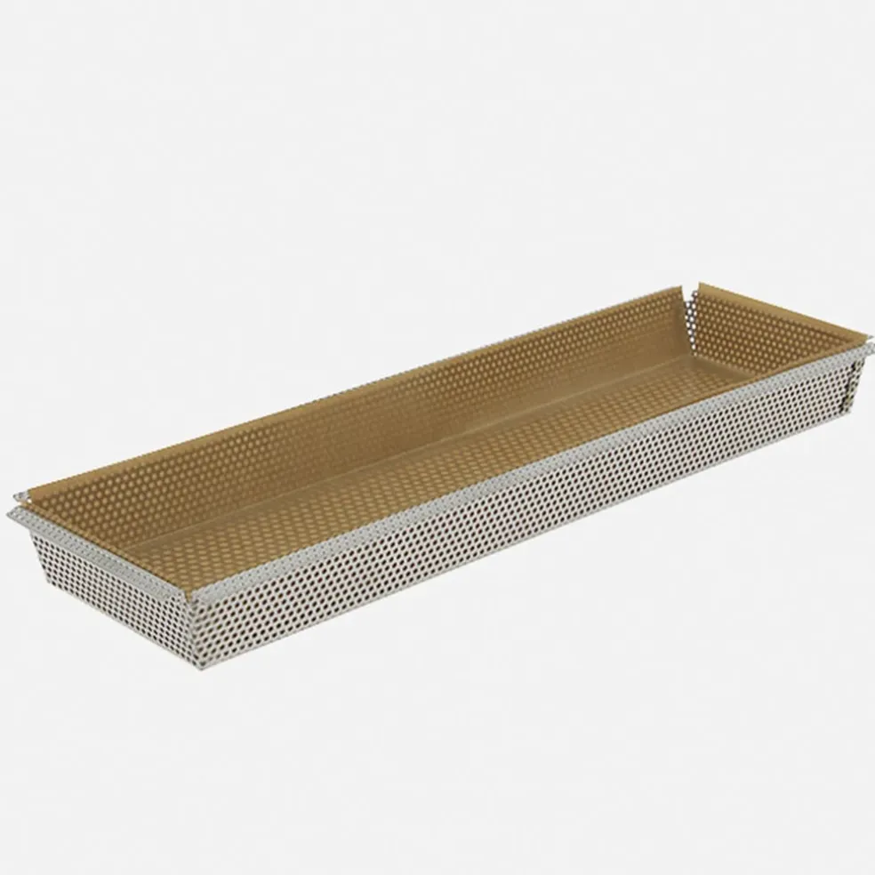 Molde rectangular perforado con papel de hornear De Buyer