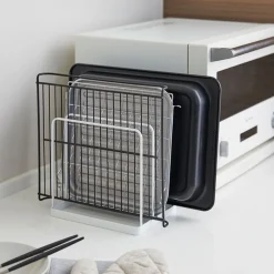 Soporte organizador para tablas y bandejas Yamazaki