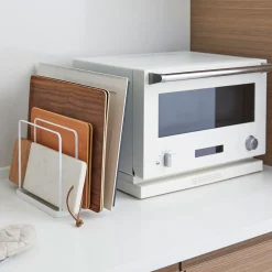 Soporte organizador para tablas y bandejas Yamazaki